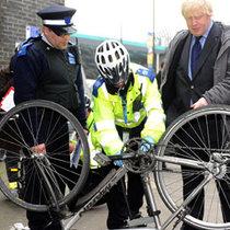 Лондонских полицейских усадят на электрические маунтинбайки