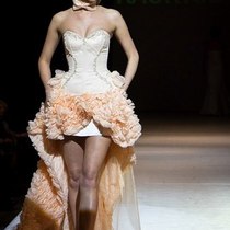 Персиковое корсетное платье.