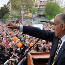 В Ереване возобновились стычки оппозиционеров с полицией