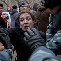 В Москве задержали желающих поздравить Удальцова