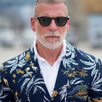 Брошь "Pitti uomo".