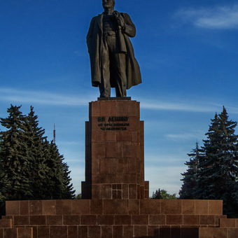 Челябинск, памятник Ленину в самом центре на реставрации. До осени. Зачем?