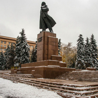 к юбилею - Ленин памятник сюжет блокбастера