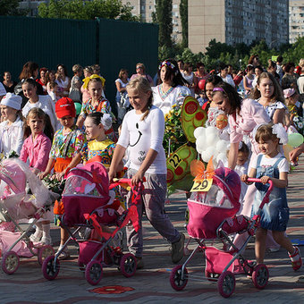 Конкурс детских колясок в День защиты детей.