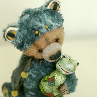 Мишка в костюме лягушки ищет дом/ Bear dressed like a frog - for sale