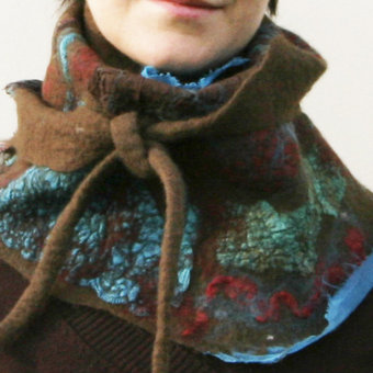 Шарф-платок Шоколадно-бирюзовый, нуно-войлок. Felted triangle scarf / kerchief Brown Turquoise Red W