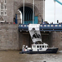 Арт-группа «Война» вывесила баннер на Тауэрском мосту в Лондоне