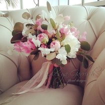 Асимметричный букет невесты с душистым горошком, пионами, пионовидной розой и позолоченным эвкалипто