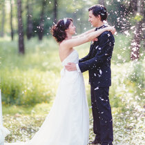 Бэкстейдж со свадьбы Юлии и Алексея. Дождик, цветной дым и перья - поднимают настроенье.