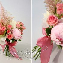Бело-розовый свадебный букет с пионами, кустовыми розами и астильбой
