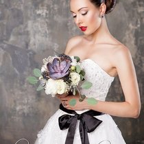 Black & white. Черно-белый свадебный букет с суккулентами, пионами и перьями.
