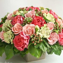 Большой букет с розами, циниями и ягодой калины