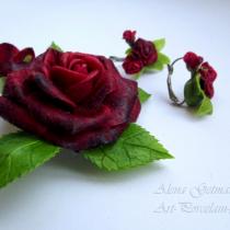 Брошь + заколка и серьги с багрово-красными бархатными розами.
