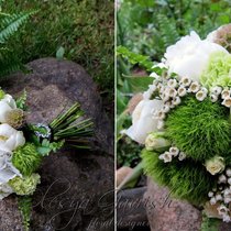 Букет невесты с белыми пионами и зелёной гвоздикой для свадьбы в стиле эко