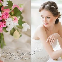 Букет невесты с душистым горошком, позолоченным эвкалиптом, пионами и пионовидными розами
