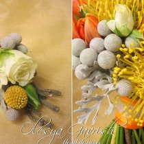 Букет невесты в жёлто-серо-белой гамме с добавлением оранжевого, а так же флористические аксессуары