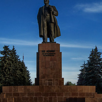 Челябинск, памятник Ленину в самом центре на реставрации. До осени. Зачем?