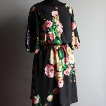 черное платье с яркими цветами