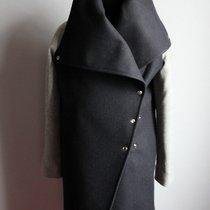 черное утепленное пальто с серыми рукавами