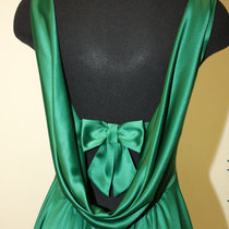 Длинное зеленое платье с каскадом.