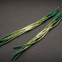 Длинные зеленые серьги из бисера