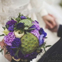 Фиолетовый букет невесты с лотосом, гвоздикой и пионовидными розами.