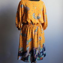 горчичное платье