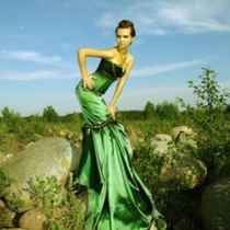 Изумрудное платье силуэта рыбка. Прокат платьев, платье на прокат, платьев в аренду в мск в Москве.
