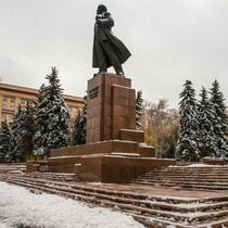 к юбилею - Ленин памятник сюжет блокбастера