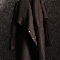 коричневое пальто на кнопках