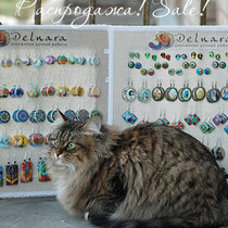 Кошка распродает сережки :)
