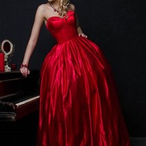 Красное платье и тонкая талия.