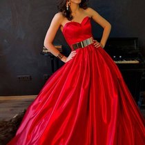 Красное платье привлекает