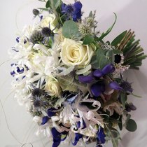 Кружевной сине-белый свадебный букет