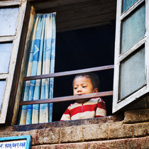 Мальчик ест окно