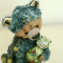 Мишка в костюме лягушки ищет дом/ Bear dressed like a frog - for sale