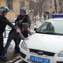 Московский полицейский ранил мужчину с макетом автомата