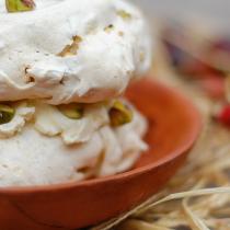 Pistachio meringues