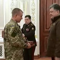 Порошенко поблагодарил "киборгов" за мужество (видео)