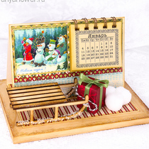 Ретро календарь с санками на деревянной подставке.