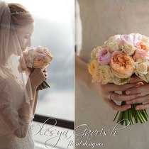 Розово-персиковый букет невесты из пионовидных роз и ранункулюсов
