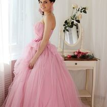 Розовое платье с пышной юбкой.