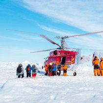 С российского судна в Антарктике забрали первых 12 человек