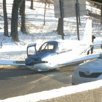 Самолет приземлился на автомагистраль в Нью-Йорке