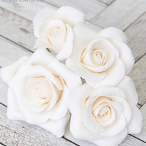 Шпильки с белыми розами.