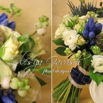 Сине-белый свадебный букет с розами, ранункулусами и гентианой.