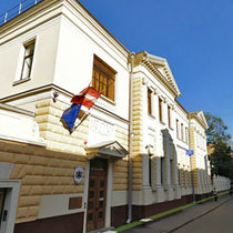 Спящий мужчина протаранил посольство Латвии в Москве