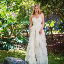 Свадебное платье с объемными цветами. 3 D цветы- тренд сезона!