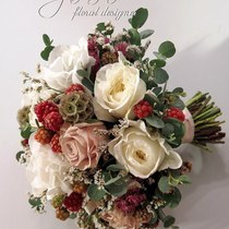 Свадебный букет с ежевикой, гортензией и пионовидными розами