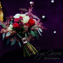 Свадебный букет в винной гамме с пионовидными розами и жимолостью